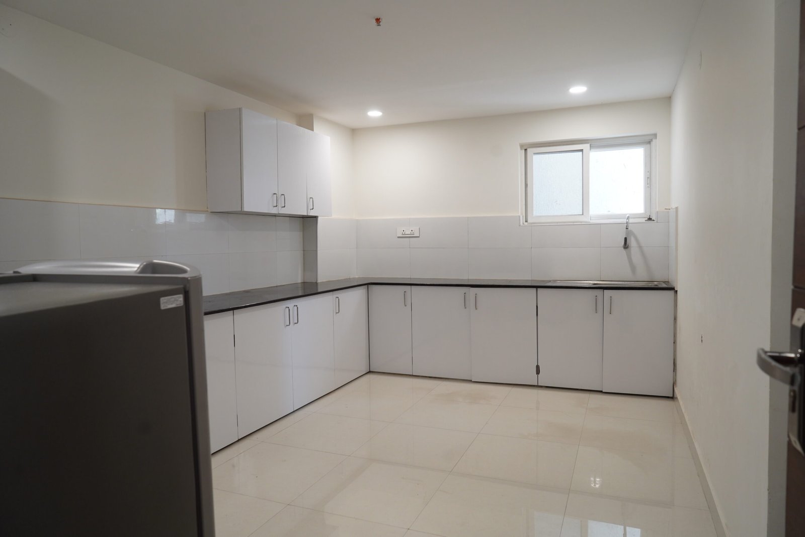 smr-vinay-iconia-kondapur-hyderabad-residential-project-kitchen-scaled